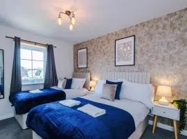 Speke - Walk 2 JLR Halewood Airport - 5 Beds, Driveway fits 2 - 3 Bedrooms 3 WC-Speke Boulevard-South Liverpool-Sleeps 9 - Fully Equipped- Docks- Waterfront Bank Arena Liverpool by Arz Stays