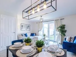 3 Bedrooms Driveway Walk 2 JLR Halewood Airport - 5 Beds- 3 WC-Speke Boulevard-South Liverpool-Sleeps 9 - Fully Equipped- Docks- Waterfront Bank Arena Liverpool by Arz Stays