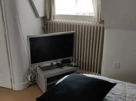 Zit slaapkamer op de 2e etage in een rietgedekte villa met gedeelde douche en keuken