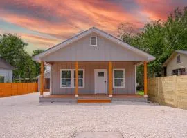 Vibrant 4BR3BA Oasis Near Happy Downtown