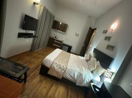 Diamond Suites at Omaxe Eternity, hotell sihtkohas Chhatikara