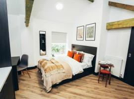 Viesnīca New Studios in Derby City Centre with En suite & Kitchen pilsētā Dārbija