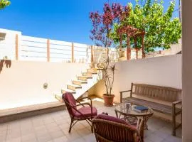 Mouries House, walking distance to beach!