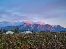 Room 5 - LEO Sky Guest House, hotel v destinaci Simondium