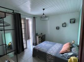 Chambre dans notre villa avec piscine, δωμάτιο σε οικογενειακή κατοικία σε Bras-Panon