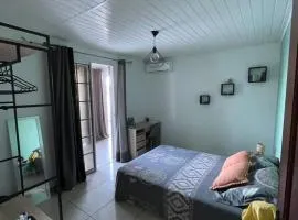 Chambre dans notre villa avec piscine