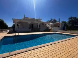 BnB Homes Luxurious Villa Stardust with Swimming pool & BBQ for Family Fun