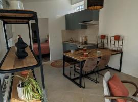 Appartement avec terrasse et balcon, Hotel in Bouzel