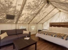 Gateway Glamping, hotel a Gateway