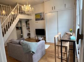 Mezzanine Studio Flat in Putney, hotel u Londonu