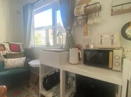 R and B Cosy Cabin