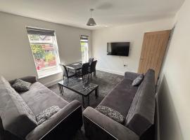 1 Bedroom Flat - Manchester Airport Apartment - 7 mins to MAN - Staycations & Business stays!, hotel i Manchester