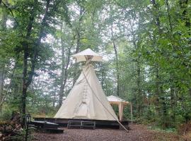 TIPIsche trekkershut - Camping Le Soustran, luxusní stan v destinaci Neuvic