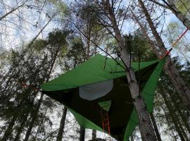 Karula Stay - Exclusive Cliffside Camper & Floating Treetent Experience, glamping em &Auml;hij&auml;rve