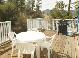 Cozy Bear Cottage - Walk to Lake & Village!
