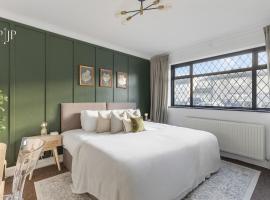 Spacious 4-Bed House, Greater London, free parking, hotel i Hornchurch