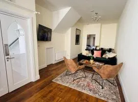 Twenty 7 - Modern & Spacious Townhouse