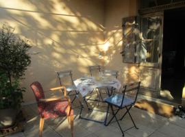 La Colline Bleue, Hotel in Banne