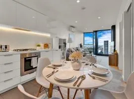 Lvl 42 2B1B Apartment with City Views - Central CBD Location