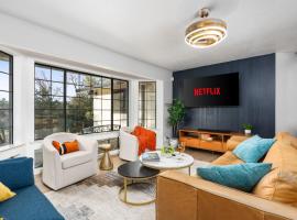 Secluded Mtn Top Family Haven with Spa, Views & Arcade、オークハーストのホテル