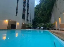Suíte Aconchegante em Copacabana - Piscina, Wi-fi e perto da praia