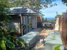 Romanic Garden View 1 bed Apartment with ocean views at Stanwell Tops, hotel with hot tubs in Stanwell Park