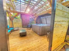 4BR Family Lodge in Gatlinburg with Hot Tub