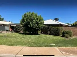 Quiet court easy stroll shops 500 metres from Centro