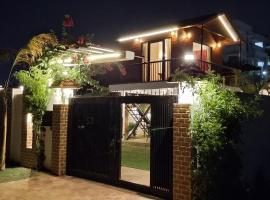 Courtyard By Palm -3BKH Mini Farm House, βίλα σε Γκουργκάον