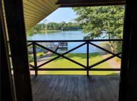 Atostogų namelis ant ežero kranto, casa de campo em Juočionys