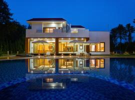 ELIVAAS Sanisa Farm 3-BHK Farmhouse with Pvt Pool, Game Zone & Lush Garden, vila v destinaci Sohna