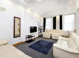 JOIVY 3 bed flat in Old town, close to Grassmarket
