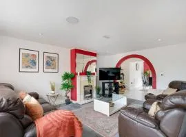 Elegant 5 Bed Home with Garden & Parking - Slough