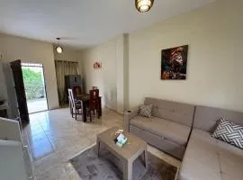 870 · 2BR Townhouse with backyard