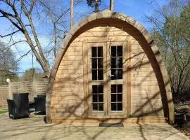 Minihotel "Hobbit Town" am See an der Mecklenburger Seenplatte, Schlaffass