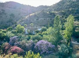 Authentic Luxury Villa in Oasis with Pool close to Malaga, hotel ad Almogía