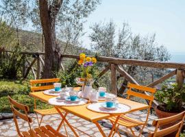 Casa Punta Licosa surrounded by nature, hotel din SantʼAgata sui Due Golfi