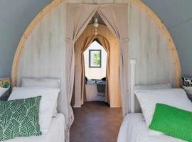 ZEcamping 4 pet friendly terrain multisports piscine couverte, Hotel in Angles