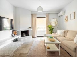 Modern Two-Bedroom Haven near Paleo Faliro Beach, hôtel à Athènes