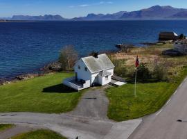 Sjønært feriehus, båt tilgjengelig for leie, beach hotel in Ålesund