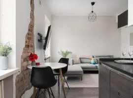 Modern & Renovated 1BR Apt in City Center