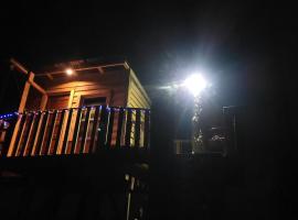 Rustic Off-Grid Treehouse with Outdoor Grill Surrounded by Nature in Virginia, hotel v destinaci Diggs