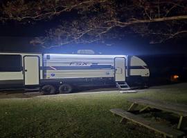 Cozy Equipped Camper With Picnic Space, Pool and BBQ in Virginia, hotel v destinaci Diggs