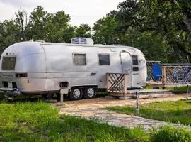 Newly Renovated Camper with Fresh Decor and Tiny Deck in Texas