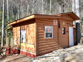 Log Cabin Getaway in the Mountains for Two near Maggie Valley, North Carolina, hôtel à Cherokee