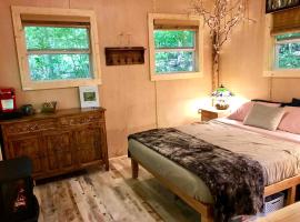 Glamping Tree House on an Impressive Property in Norwich, Connecticut, ξενοδοχείο σε Norwich