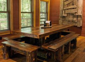 Secluded Riverfront Cabin in the Heart of Nantahala National Forest, North Carolina, hotel v destinaci Beechertown