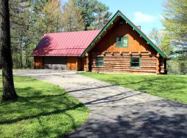 Amazing Lakefront Cabin with Game Room and Fire Pit in Stevens Point, Wisconsin, ξενοδοχείο σε Stevens Point