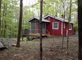 Cozy Two-Bedroom Cabin Rental with Hot Tub and Fireplace in Woodstock, New York, hotel v destinaci Woodstock