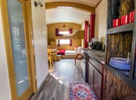 Colorful Tiny House near the Appalachian Trail in Peterstown, West Virginia, hotel a Peterstown